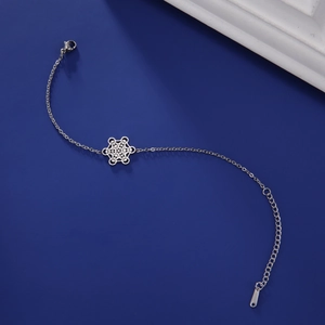 Vue détaillée du bracelet en acier inoxydable argenté avec un pendentif géométrique Métatron