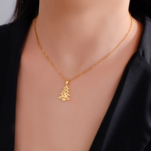 Collar con colgante de árbol de Navidad dorado de acero inoxidable llevado por modelo