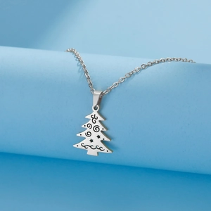 Detalle del colgante de árbol de Navidad plateado con espirales huecas y estrella