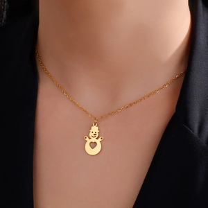 Charmante goldene Schneemann-Halskette mit Herz-Ausschnitt an einer feinen Gliederkette