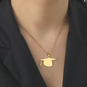 Collier doré en acier inoxydable avec pendentif bonnet de docteur pour diplômée