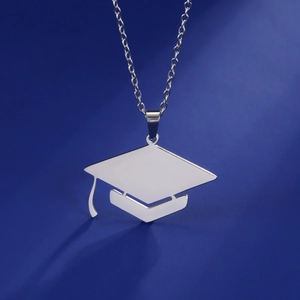 Collana con ciondolo a tocco da laurea in argento lucido con catena regolabile