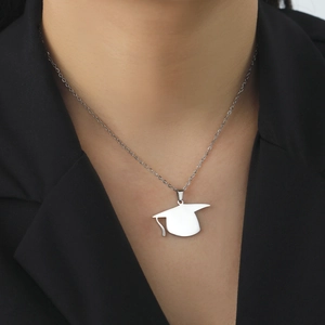 Collier avec pendentif chapeau de diplômé en acier inoxydable porté sur un costume noir