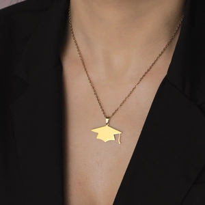 Minimalistische goudkleurige ketting met afstudeerhoed hanger van roestvrij staal
