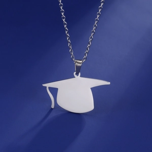 Collier Pendentif Toque de Diplômé en Acier Inoxydable Bijou Minimaliste pour Femmes Hommes Cadeau de Cérémonie Scolaire