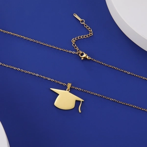 Vue détaillée du pendentif chapeau de diplômé doré avec chaîne réglable et fermoir mousqueton