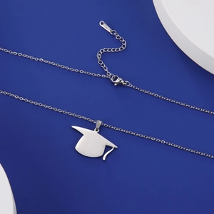 Vue détaillée du pendentif chapeau de diplômé en acier inoxydable sur une chaîne fine