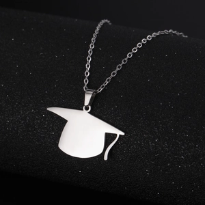 Vue macro détaillée du pendentif chapeau de diplômé poli en acier inoxydable sur une chaîne