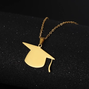 Vue détaillée d'un pendentif chapeau de diplômé doré sur une fine chaîne polie