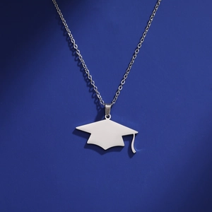 Close-up van zilveren afstudeerhoed hanger met kwastje aan roestvrijstalen ketting
