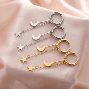 Boucles d'oreilles créoles en acier titane avec pendentifs étoile et lune sur soie