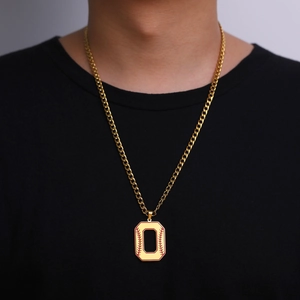 Collier maille cubaine dorée avec pendentif de baseball octogonal sur t-shirt noir