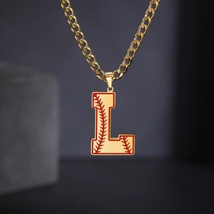 Chaîne cubaine avec pendentif lettre L motif baseball rouge et finition dorée