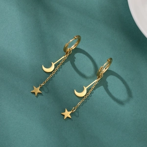 Détails des boucles d'oreilles créoles dorées en acier avec pampilles étoile et lune