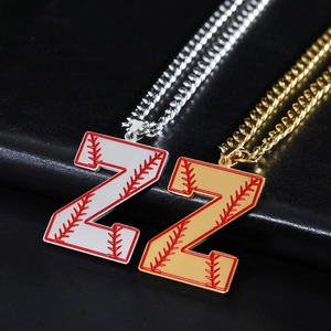 Détail des pendentifs lettre Z en or et argent avec coutures de baseball sur chaîne cubaine