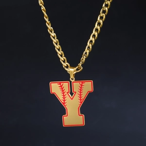 Gros plan du pendentif lettre Y doré avec coutures de baseball sur une chaîne cubaine