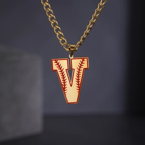 Détail de la chaîne cubaine dorée avec pendentif lettre V émaillé style baseball