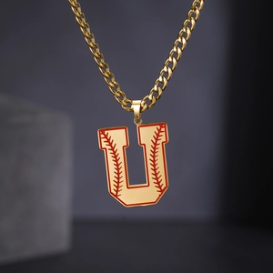 Vue macro d'un collier chaîne cubaine avec pendentif lettre U et motif de baseball