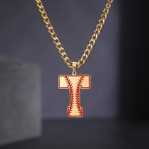 Détail du collier chaîne cubaine dorée avec pendentif en T et coutures de baseball rouges