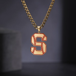 Collier chaîne cubaine dorée avec pendentif lettre S sur le thème du baseball et coutures