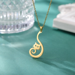Collana minimalista con ciondolo gatto in acciaio inossidabile dorato su velluto verde