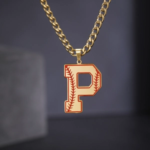 Détail de la chaîne cubaine dorée avec pendentif lettre P au style de baseball