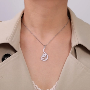 Collana con ciondolo a gattino minimalista in acciaio inossidabile su modella