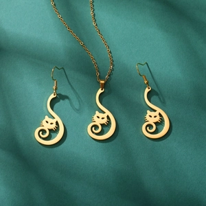 Set gioielli gatto dorato con collana a ciondolo e orecchini su velluto verde