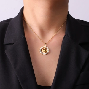 Goldene Hexenknoten Halskette mit Kristallen auf schwarzem Hintergrund für Damen