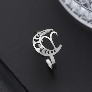Vue macro de la bague signe Bélier en argent avec croissant de lune sur cuir noir