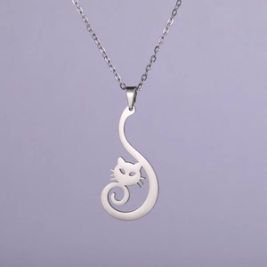 Dettaglio della collana con pendente a gatto e coda curva in acciaio inossidabile argento