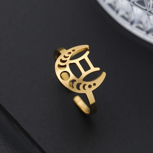 Détail macro d'une bague dorée en acier inoxydable avec lune et signe des Gémeaux