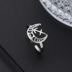 Détail macro d'une bague Sagittaire en acier inoxydable avec phases de lune ajourées