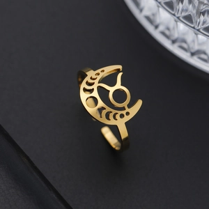 Détail de la bague céleste plaquée or avec motifs ajourés de lune et de soleil
