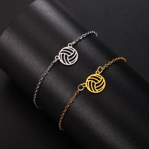 Gold- und Silber-Edelstahl-Beachvolleyball-Anhänger Armbänder auf schwarzem Ständer