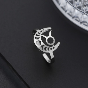 Vue détaillée d'une bague ajustable en acier inoxydable avec croissant de lune et symboles
