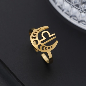Vue macro de la bague Balance en or avec croissant de lune et acier inoxydable poli