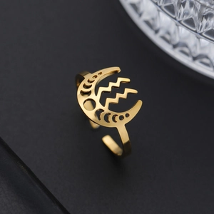 Vue macro d'une bague croissant en acier doré avec des motifs ajourés sophistiqués