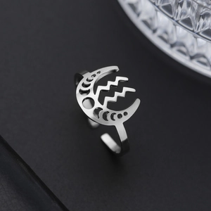 Détail macro de la bague lune Verseau en argent avec finition polie sur cuir foncé