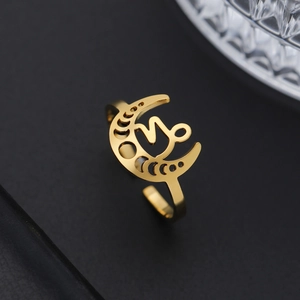 Détail du signe du Capricorne doré avec motif de phases de lune sur bague réglable