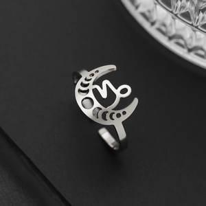 Détail d'une bague Capricorne en acier inoxydable argenté avec phases de lune et croissant
