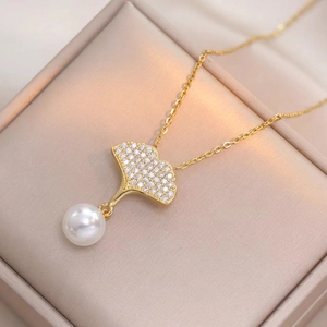 Collier élégant feuille de ginkgo avec zircons brillants et pendentif perle blanche