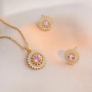 Rosa Zirkonia Blume Sternenstrahl Anhänger Halskette Ohrstecker Vergoldet Titanstahl Mode Schmuck Set Für Damen