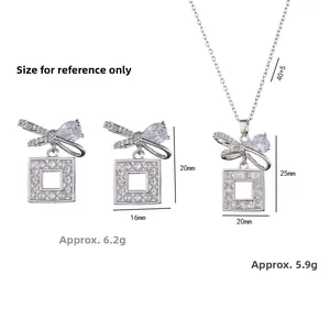 Elegantes silbernes Schmuckset mit geometrischem Schleifen-Design und Zirkonia Steinen