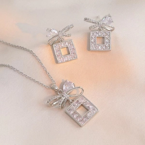 Luxus Titanstahl Schleife Quadrat Anhänger Schmuckset Mit Farbigem Zirkon Halskette Und Ohrringe Für Damen Elegantes Geschenk
