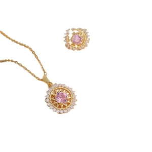 Elegantes Set aus goldener Halskette und Ohrringen mit rosa Zirkonia-Sternenanhänger