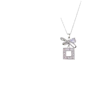 Elegante silberne Titan-Halskette mit Zirkon-Schleife und quadratischem Kristallanhänger