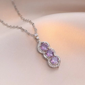 Elegante titaniumstalen ketting met paarse zirkoon pindahanger en kleine diamantjes