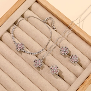 Set di gioielli quadrifoglio con pietre preziose rosa e accenti di zirconi bianchi
