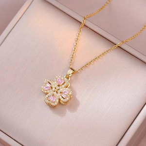 Dettaglio della collana a quadrifoglio con pietre rosa in una scatola regalo